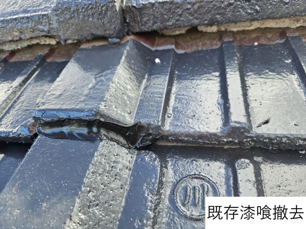 漆喰詰め直しです。古い漆喰を撤去していきます。